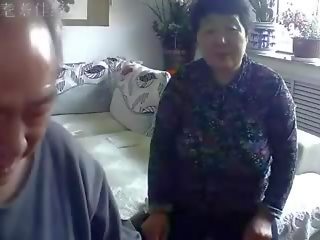 Китаянка старий пара в в living кімната непристойний жити секс