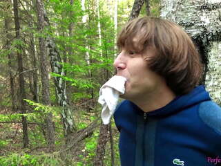 Étranger arouses suce et baise dur en la forêt.