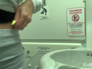 Risky masturbácie a čúranie v the airplane toaleta | xhamster
