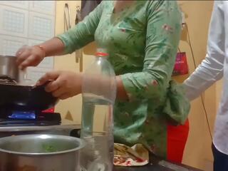 Ινδικό Καυτά σύζυγος πήρε πατήσαμε ενώ cooking σε κουζίνα | xhamster