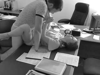 La patron baise son minuscule secrétaire sur la bureau table et vidéos elle sur caché caméra