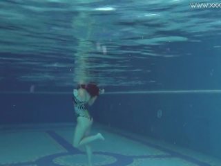 Diana rius com quente tetas toques dela corpo debaixo de água.