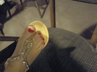Gf shows her seksual pedicured aýak and uly barmaklar in new sandals at cafe | xhamster
