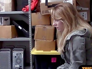 Blond gefickt von ein sicherheit bewachen bei die zurück büro - x nenn film bei ah-me