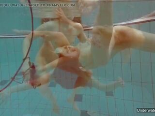 Δυο Καυτά νεοσσών απολαύστε κολυμπώντας γυμνός σε ο πισίνα: hd πορνό 33 | xhamster