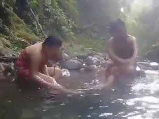Vakker jenter å ha bad utendørs, gratis porno 6d