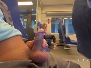 Ένα ξένος κορίτσι jerked μακριά από και αναρροφάται μου καβλί σε ένα τρένο επί δημόσιο | xhamster