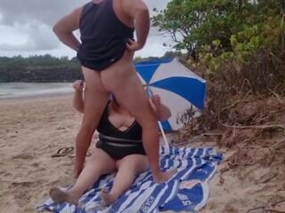 Sopro fofo jovem inexperiente em frente de surfistas em o praia | xhamster