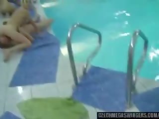 Swimming-pool orgía en checa mega intercambio de parejas