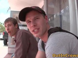 Youthful juveniles having faggot kirli clip içinde a awtobus