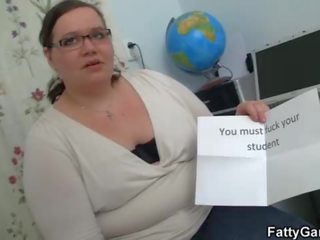 Пухкий вчитель спокушає студент в секс фільм