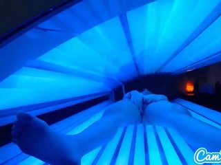 Jovem grávida latina fica apanhada fricção dela clitóris enquanto utilização um tanning cama